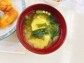 さつまいもとわかめの味噌汁