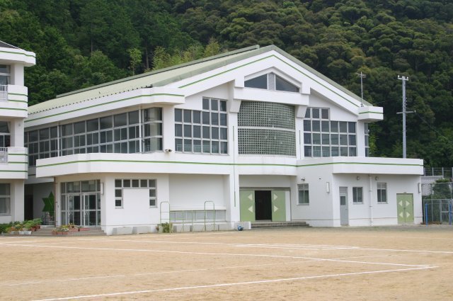 西向小学校屋内運動場